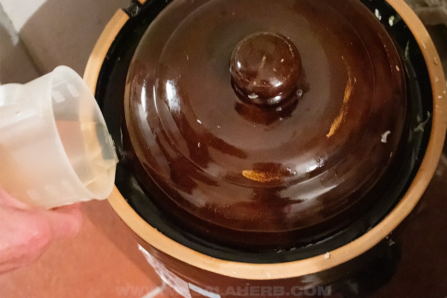 pour water in the crock pot ring groove