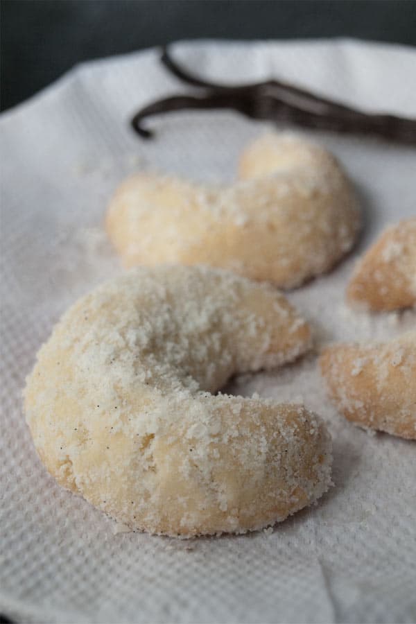 Vanillekipferl - Christmas crescent shaped Vanilla shortcrust cookies #stepbystep #recipe masalaherb.com