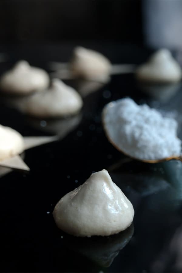 Easy Christmas Meringue Cookies #stepbystep #recipe masalaherb.com