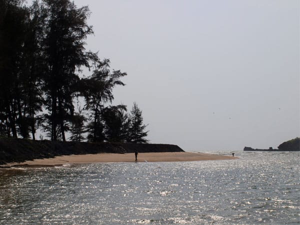 North Goa Beaches List & Guide - Which are the best beaches in Goa for you? Find out about the top beaches to visit. including goa beach map, go abeach photos, family beaches, party beaches www.MasalaHerb.com