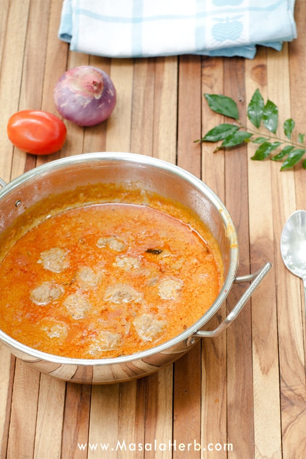 Goan Meatball Curry Recipe - Indian Beef Kofta {Easy and Quick} www.MasalaHerb.com
