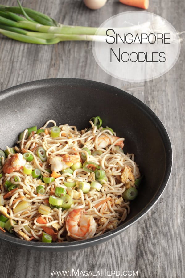 Singapore Noodles - Singapore Chow Mein - Stir fried Asian Noodles www.masalaherb.com #Recipe #Asian #stepbystep