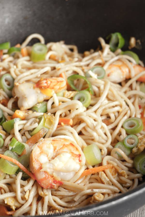 Singapore Noodles - Singapore Chow Mein - Stir fried Asian Noodles www.masalaherb.com #Asian #stepbystep #Recipe