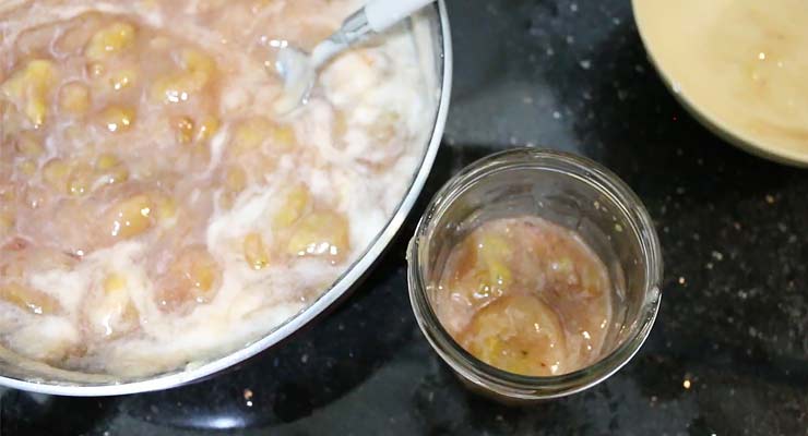 pour banana jam into jars