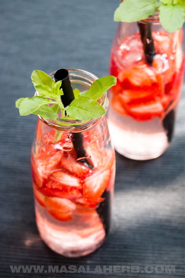 Fresh Strawberry Infused Water [DIY]