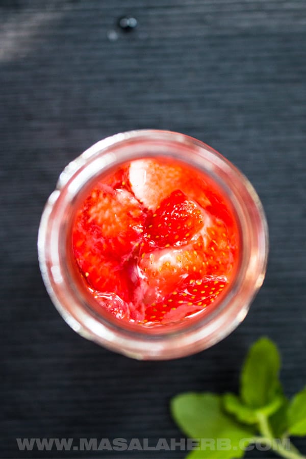 Fresh Strawberry Infused Water [DIY]