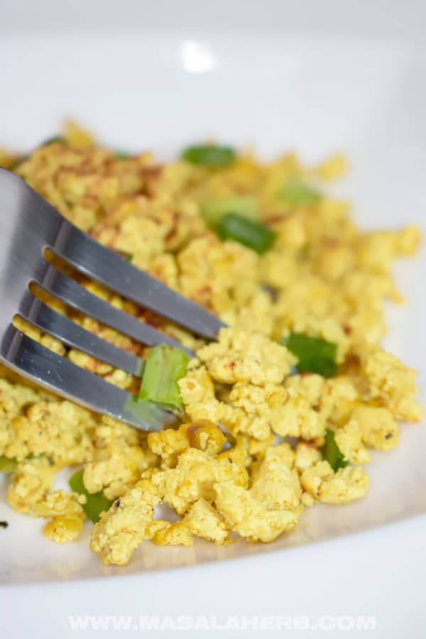 Vegan Scrambled Eggs Recipe - Quick Tofu Scramble [+Video]