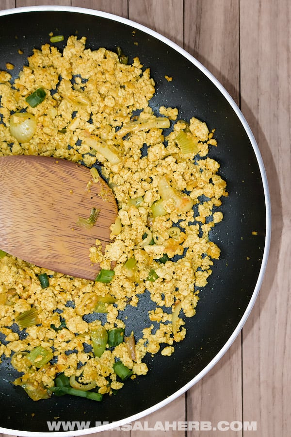 Vegan Scrambled Eggs Recipe - Quick Tofu Scramble [+Video]