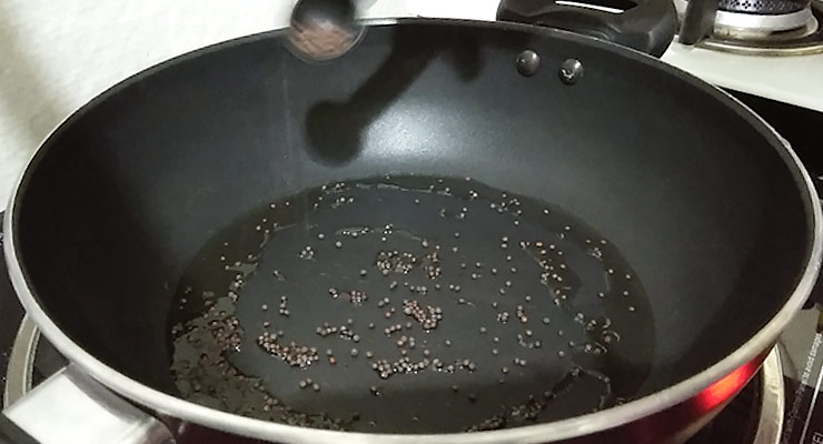 temper mustard seeds in oil