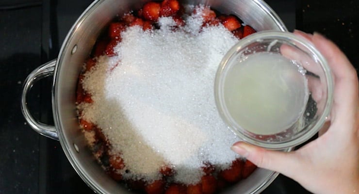 sugar, lemon juice and strawberries in a pot