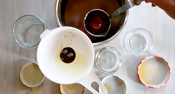 pour hot liquid jelly in a jar