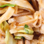 yaki udon with chicken close up