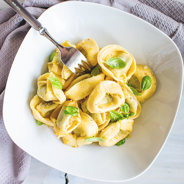 Lemony Olive Oil Tortellini Recipe (+VIDEO) | MasalaHerb.com