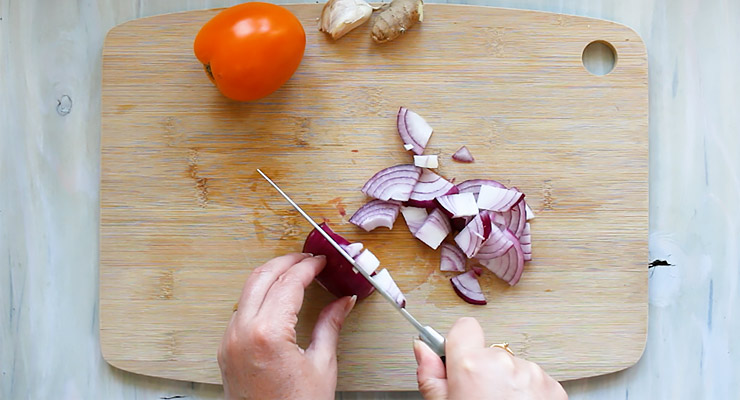 slice onion and prepare other fresh ingredients