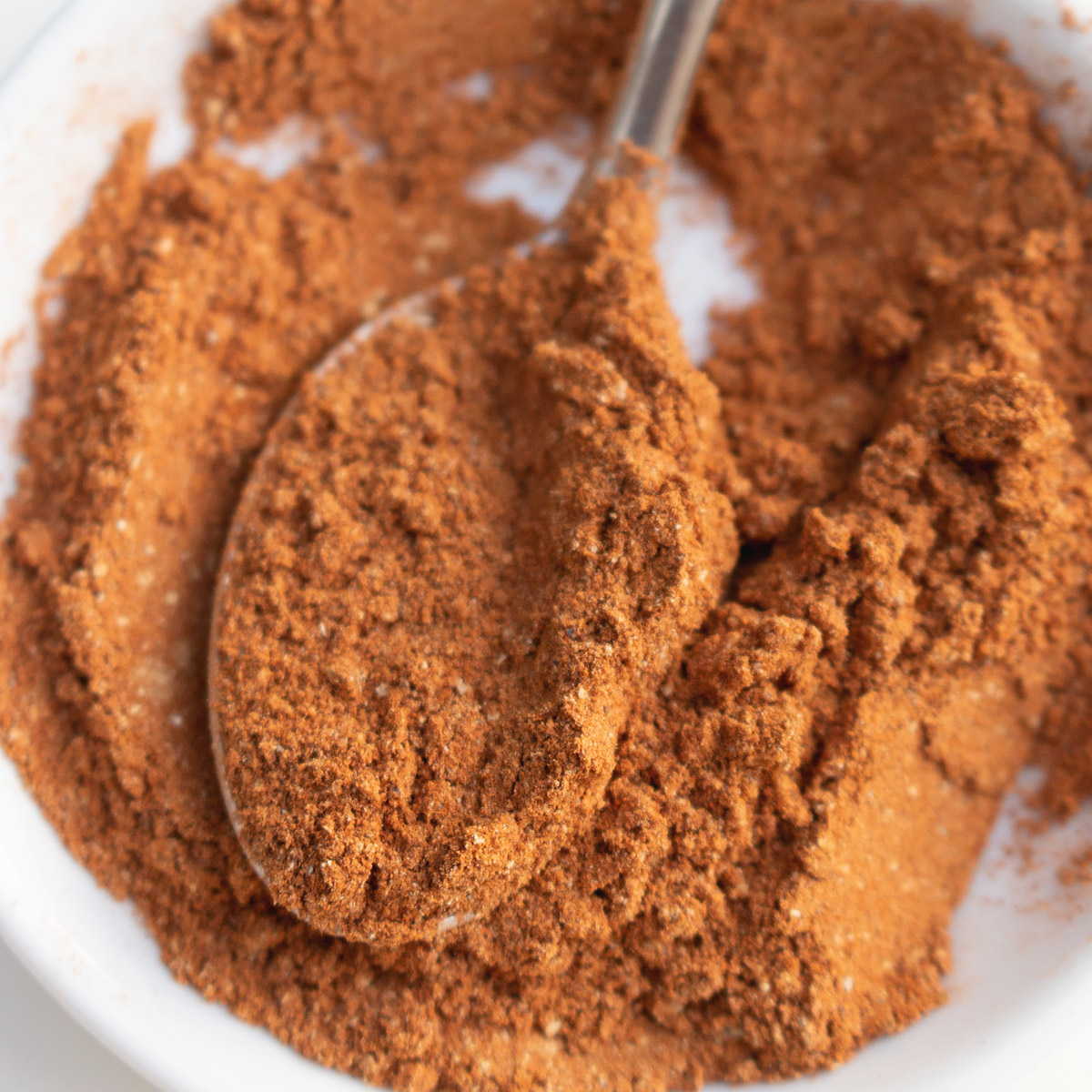 oatmeal spice blend in a spoon