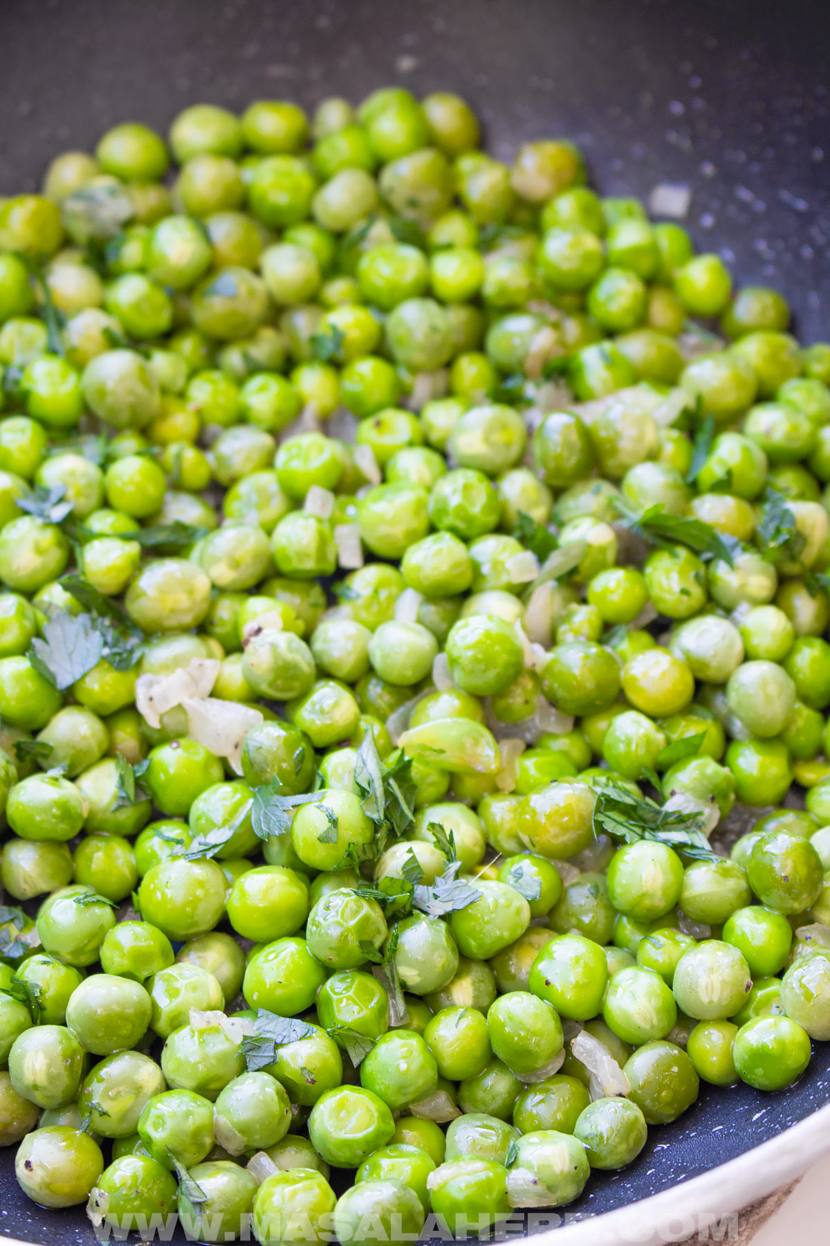 Buttered green peas