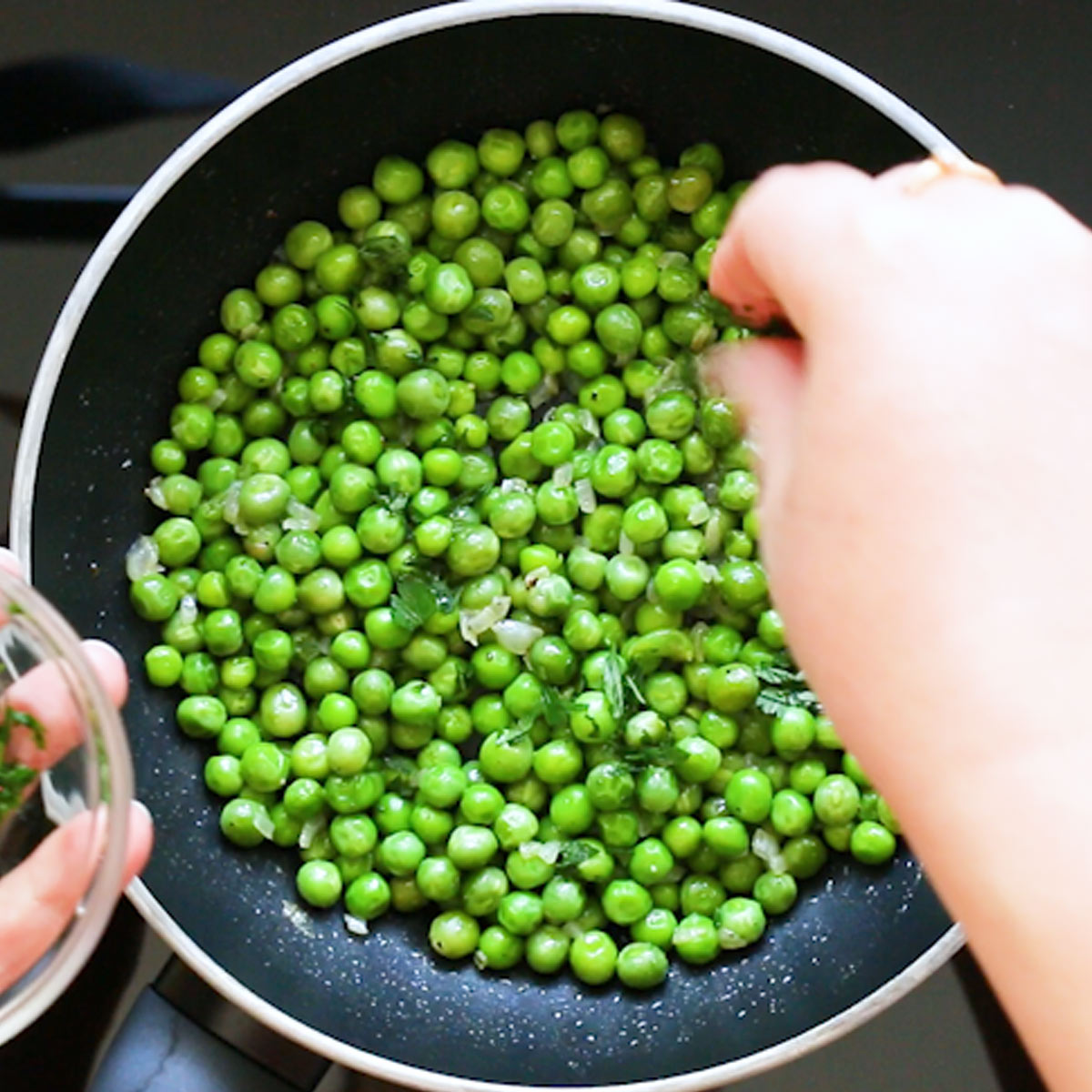garnish green peas with parsley