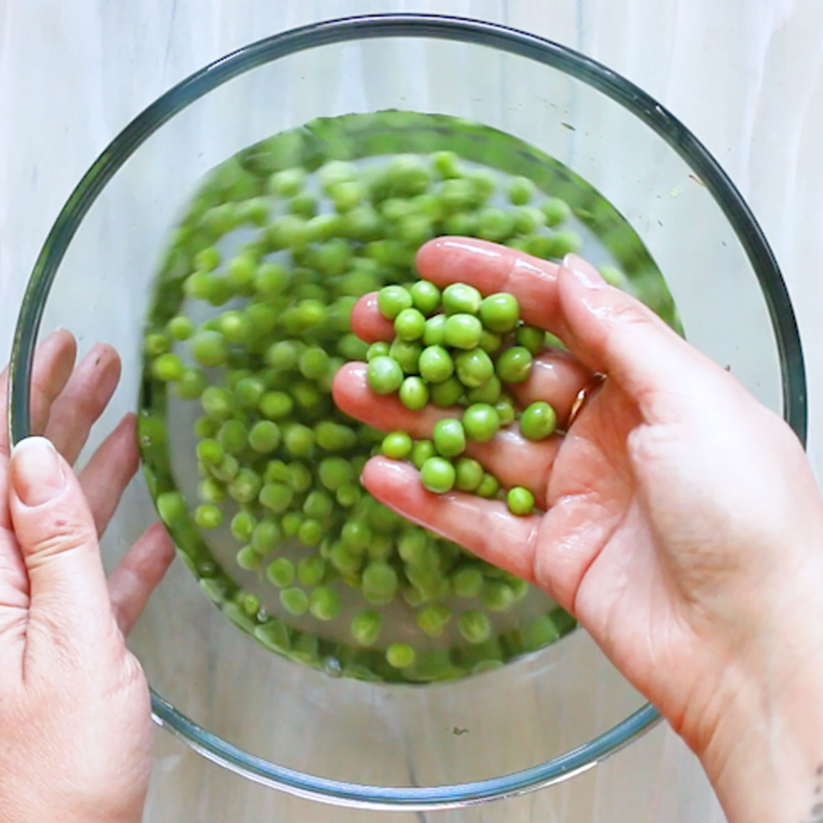 rinse green peas in water and vinegar