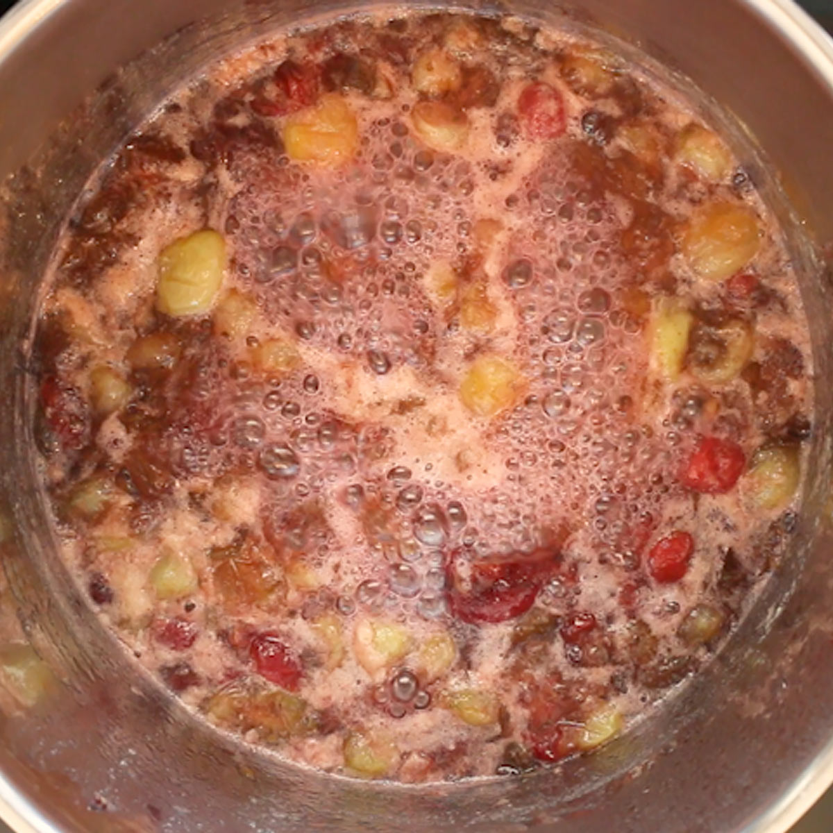 simmering gooseberry jam