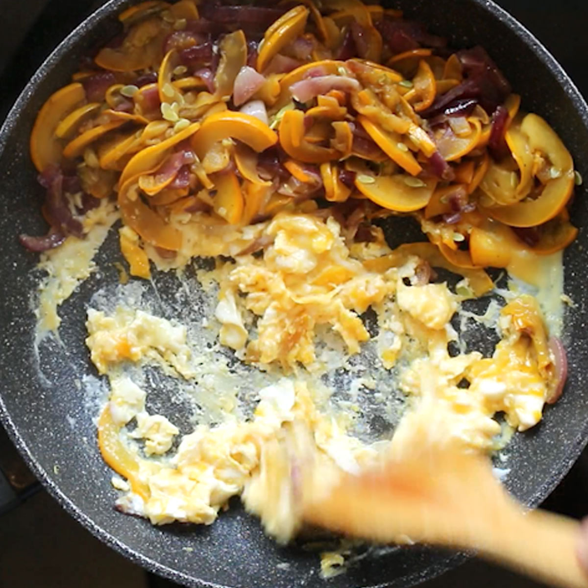 scramble eggs with zucchini