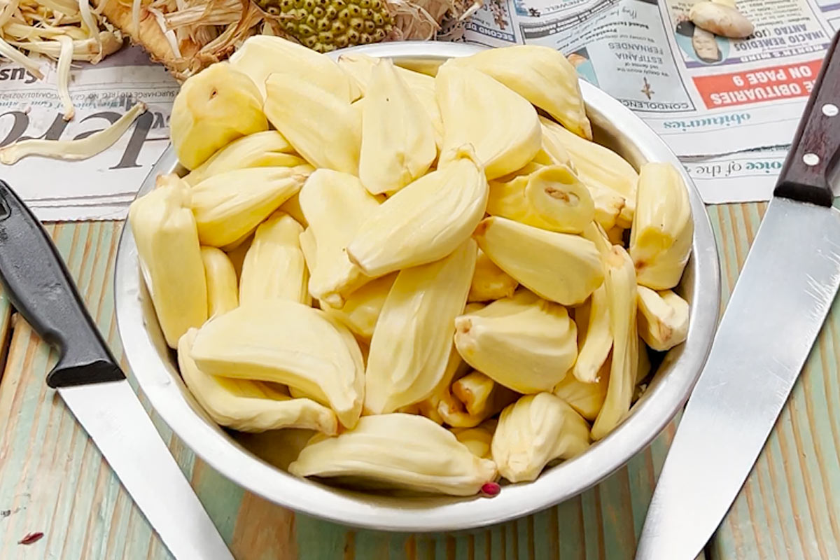 Ripe jackfruit pods without seeds collected in a bowl