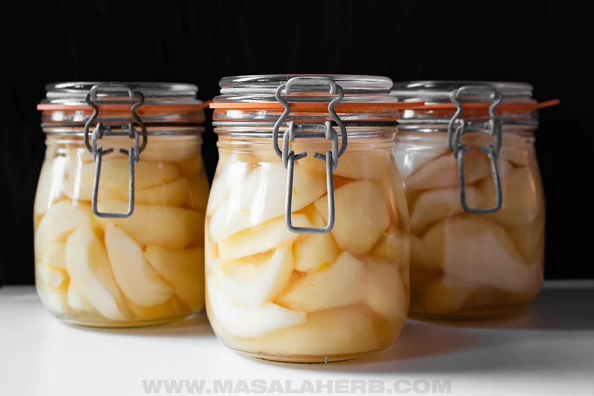 home canned pears in jars with rubber gaskets