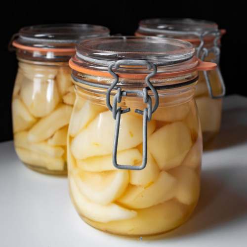 preserving pears in jars with syrup