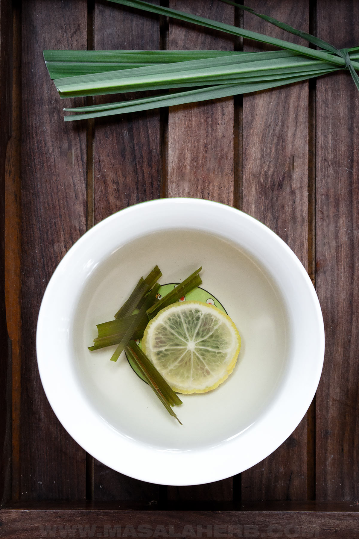 lemongrass tea top down view with a slice of lemon