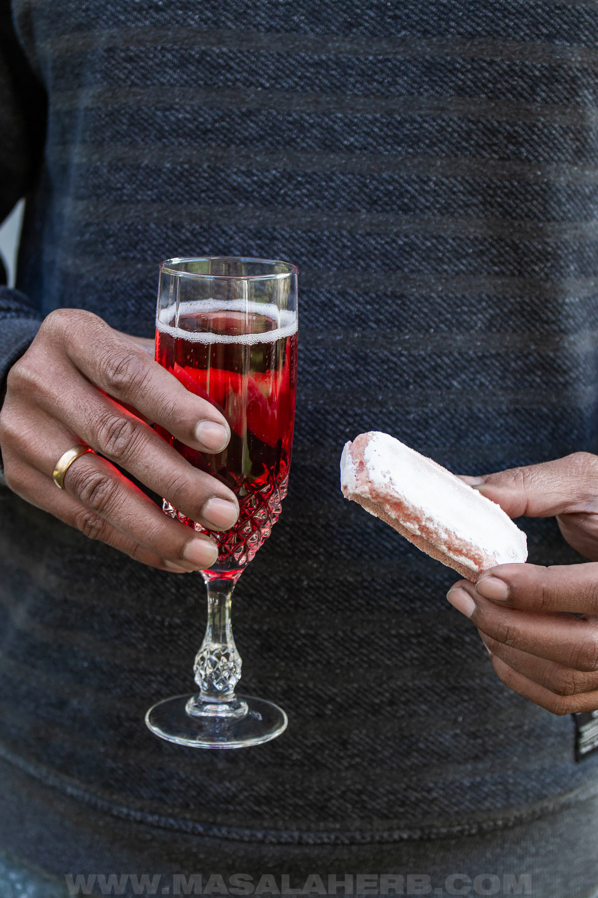 Kir royale with a biscuit rose de Reims