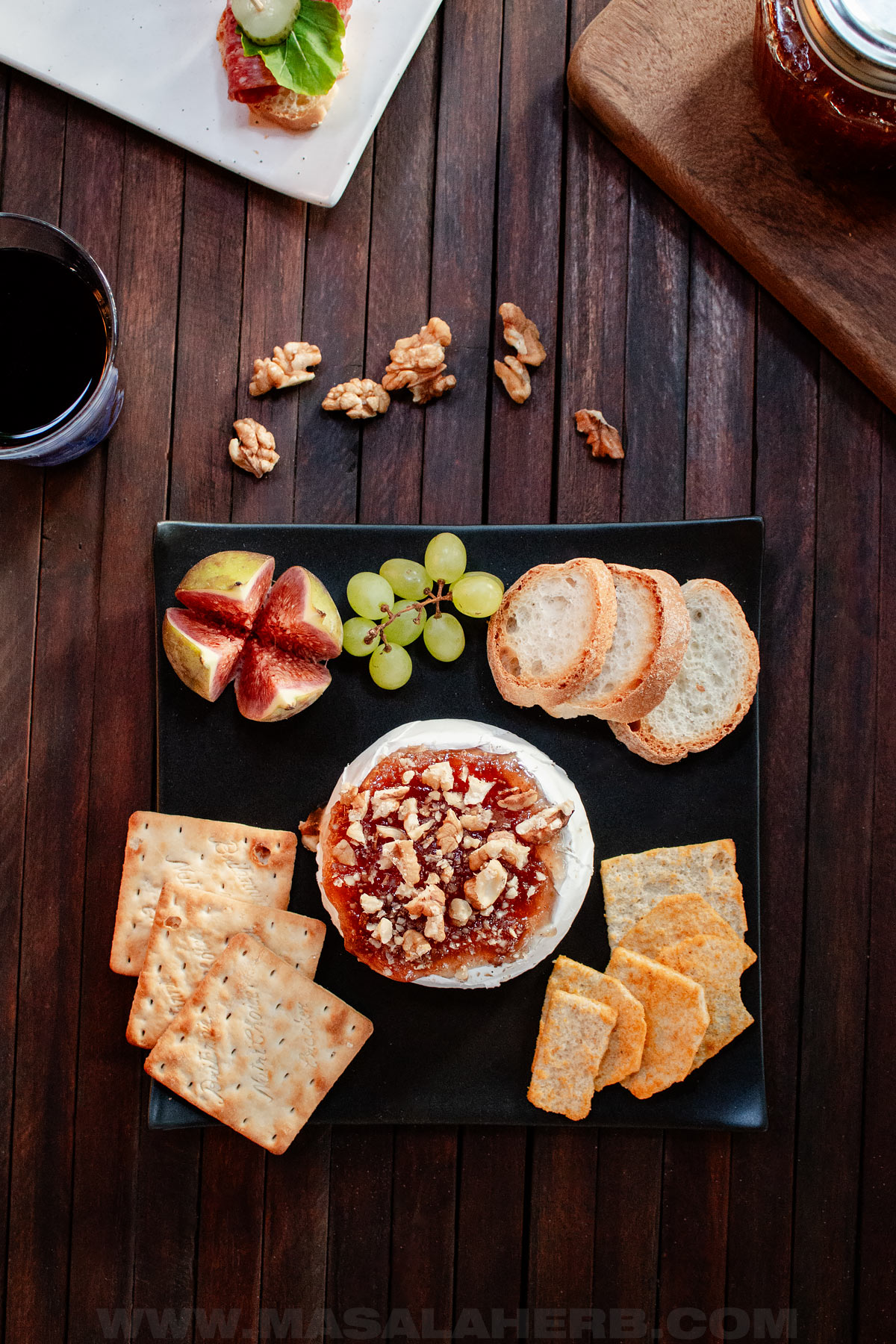 oven baked brie with crackers and jam