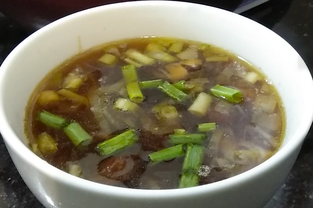 sprinkle sliced green onion stalks to the soup