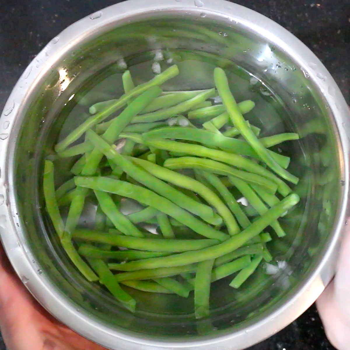 green beans in ice water