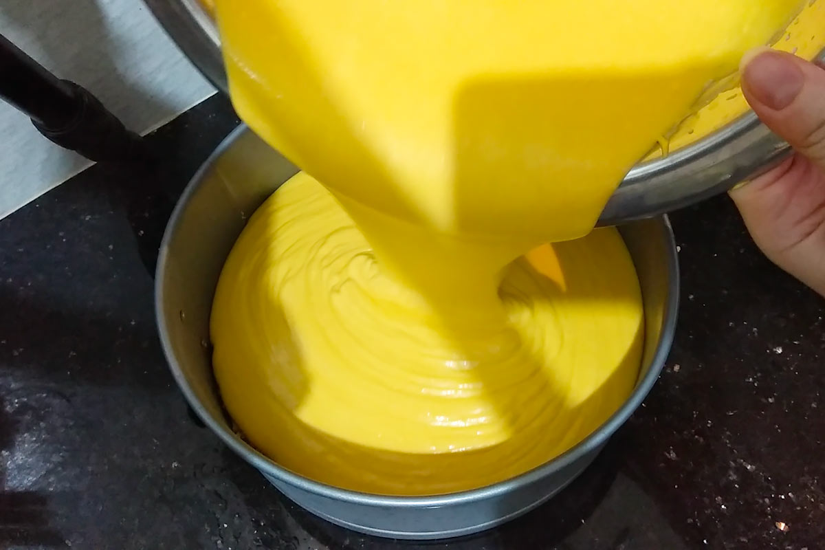 Pour cheesecake batter into the prepared spring form and leave to cool 12 h