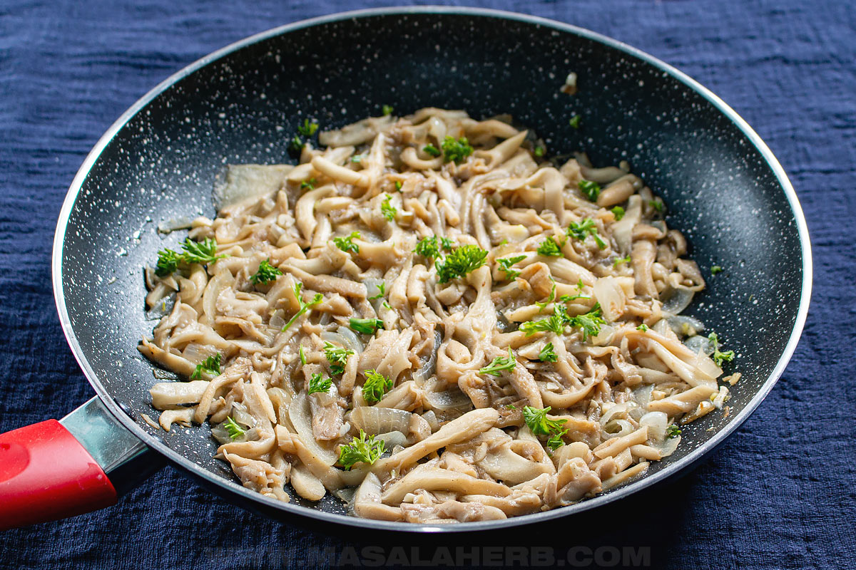 skillet cooked oyster mushrooms with white wine
