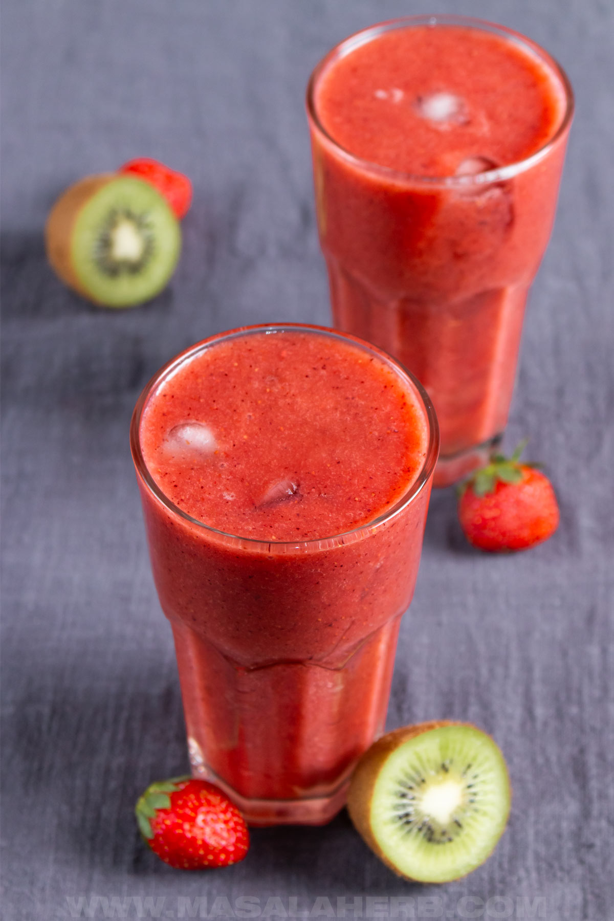 strawberry kiwi juice in 2 glasses