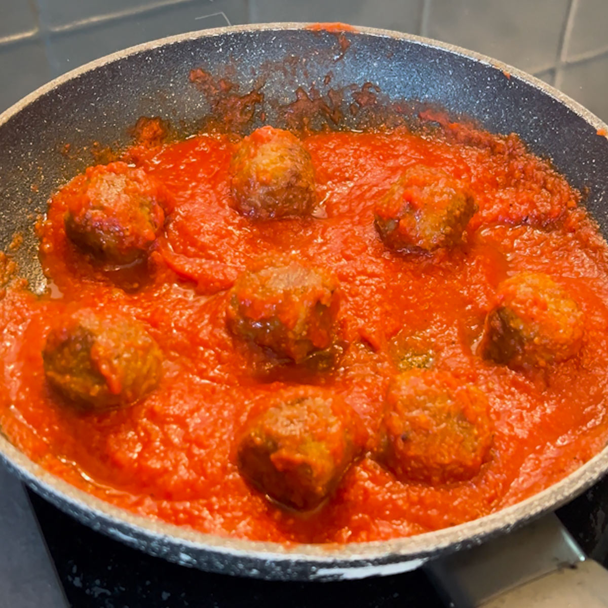 cook tomato sauce with meatballs
