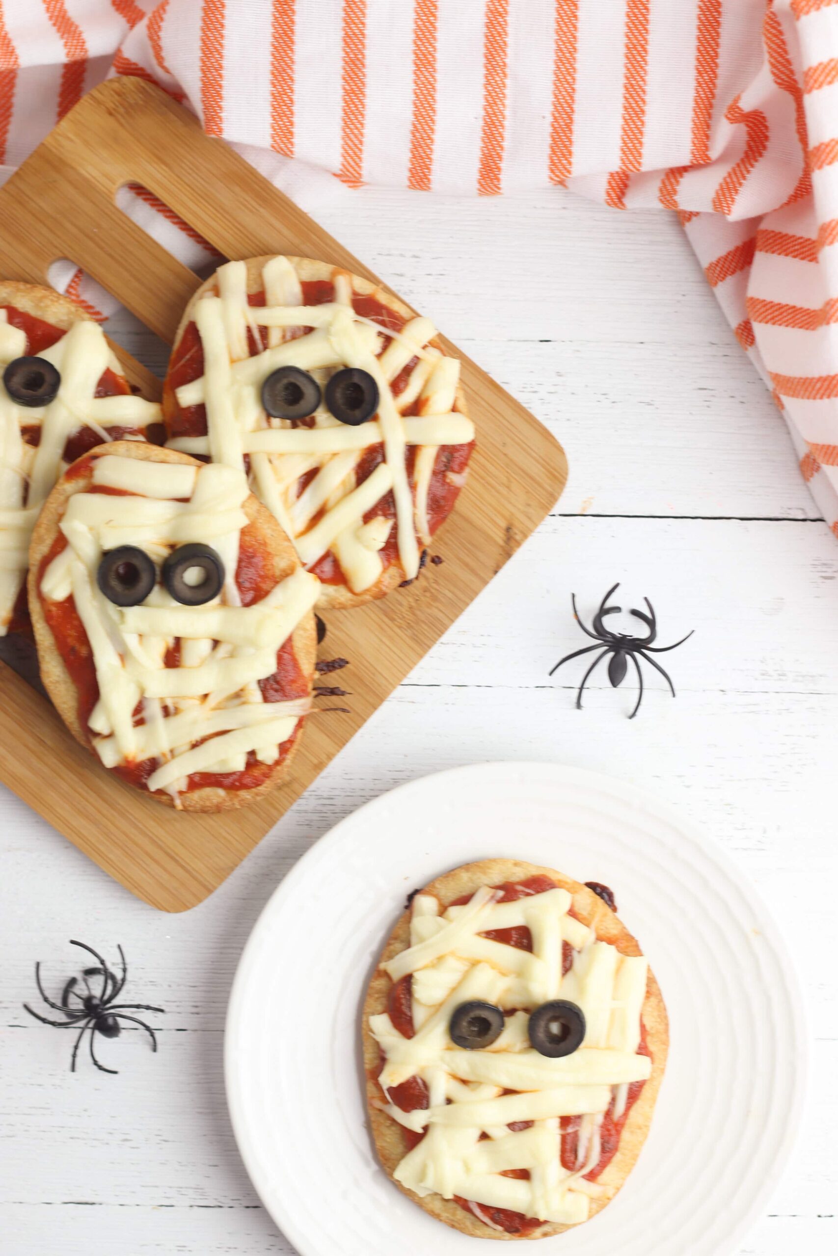 Mini mummy pizzas