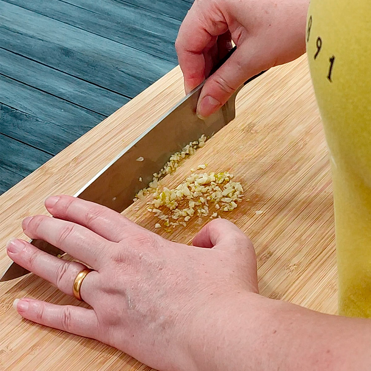 chop garlic