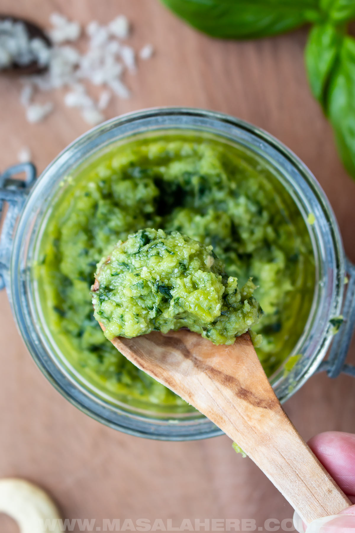 basil pesto with cashews