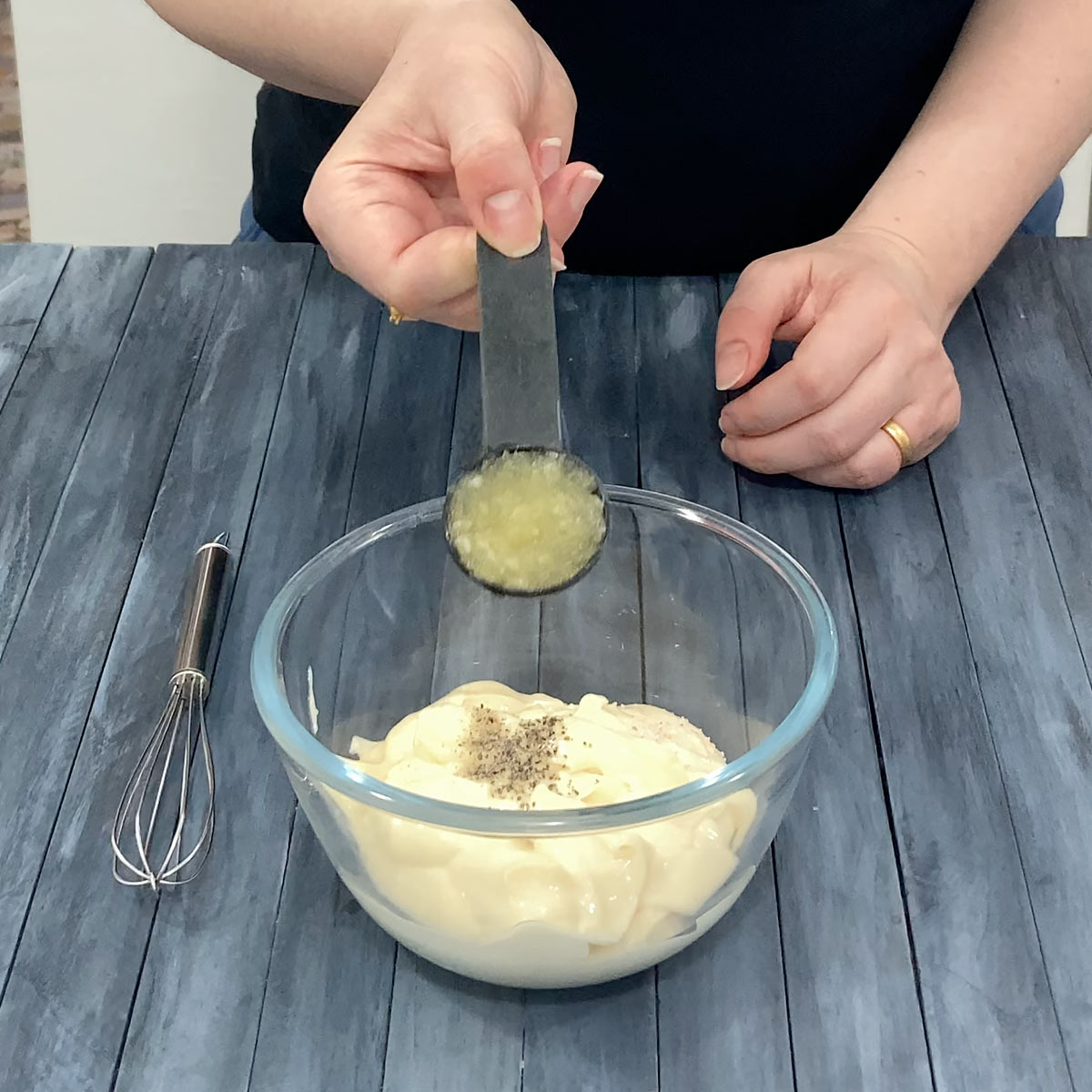 add garlic and seasoning to mayonnaise