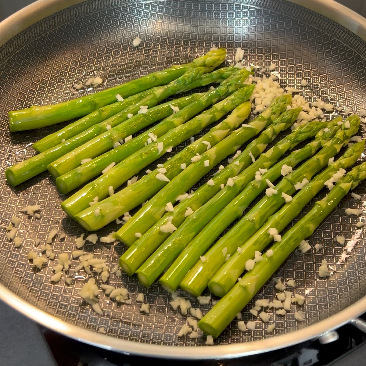 stir garlic to asparagus