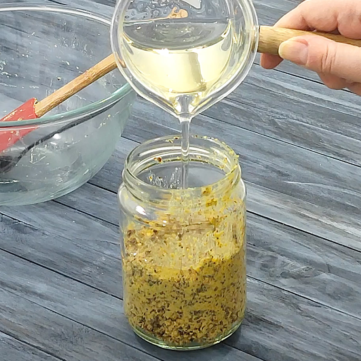 pour oil to mustard seeds