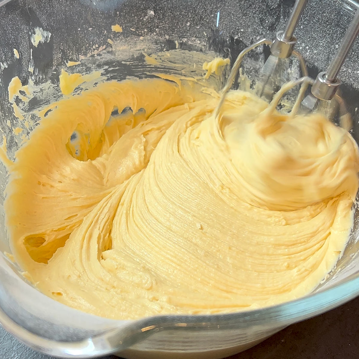 prepare a smooth cake pastry