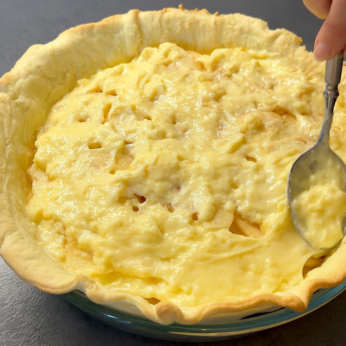 springkle sugar, cinnamon and spread the remaining vanilla custard over that.