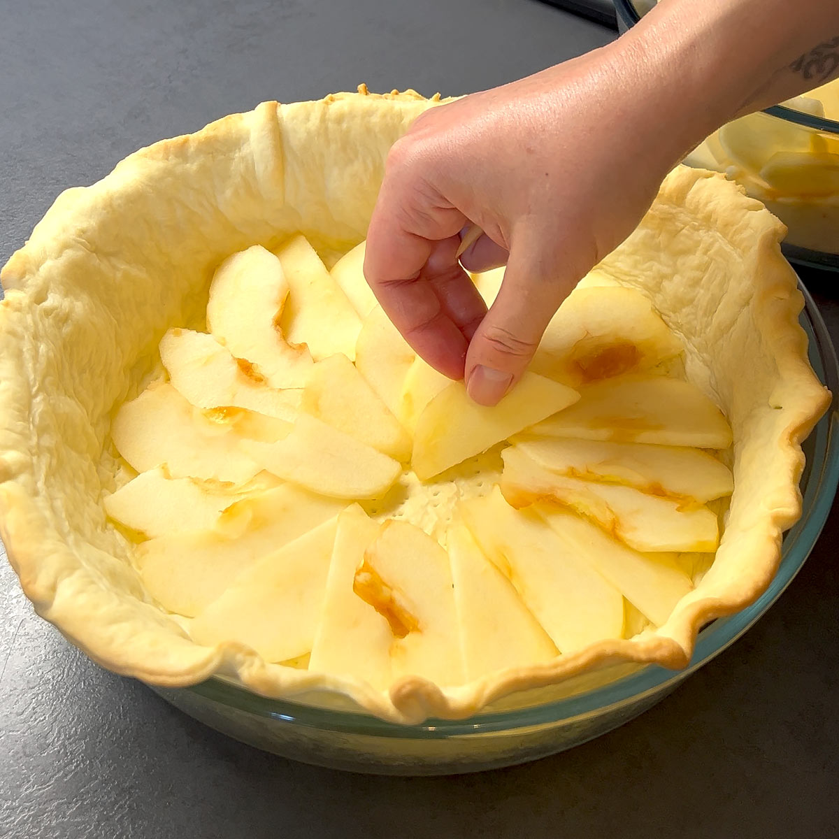 Arrange apples in the prebaked pie crust
