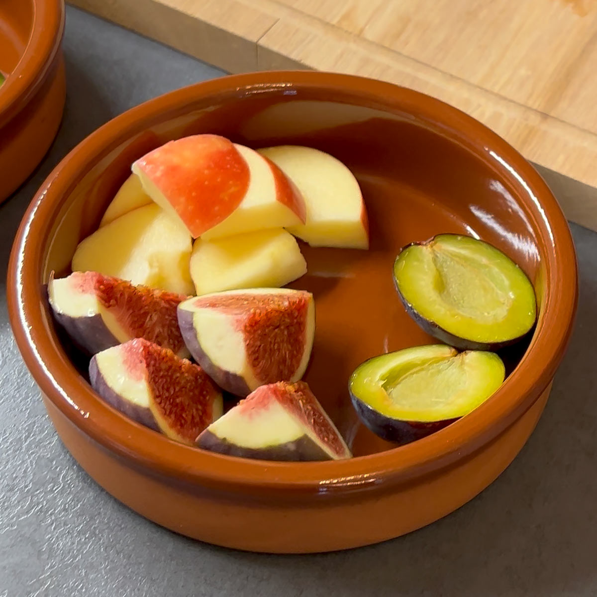 fruits arrange in baking dish