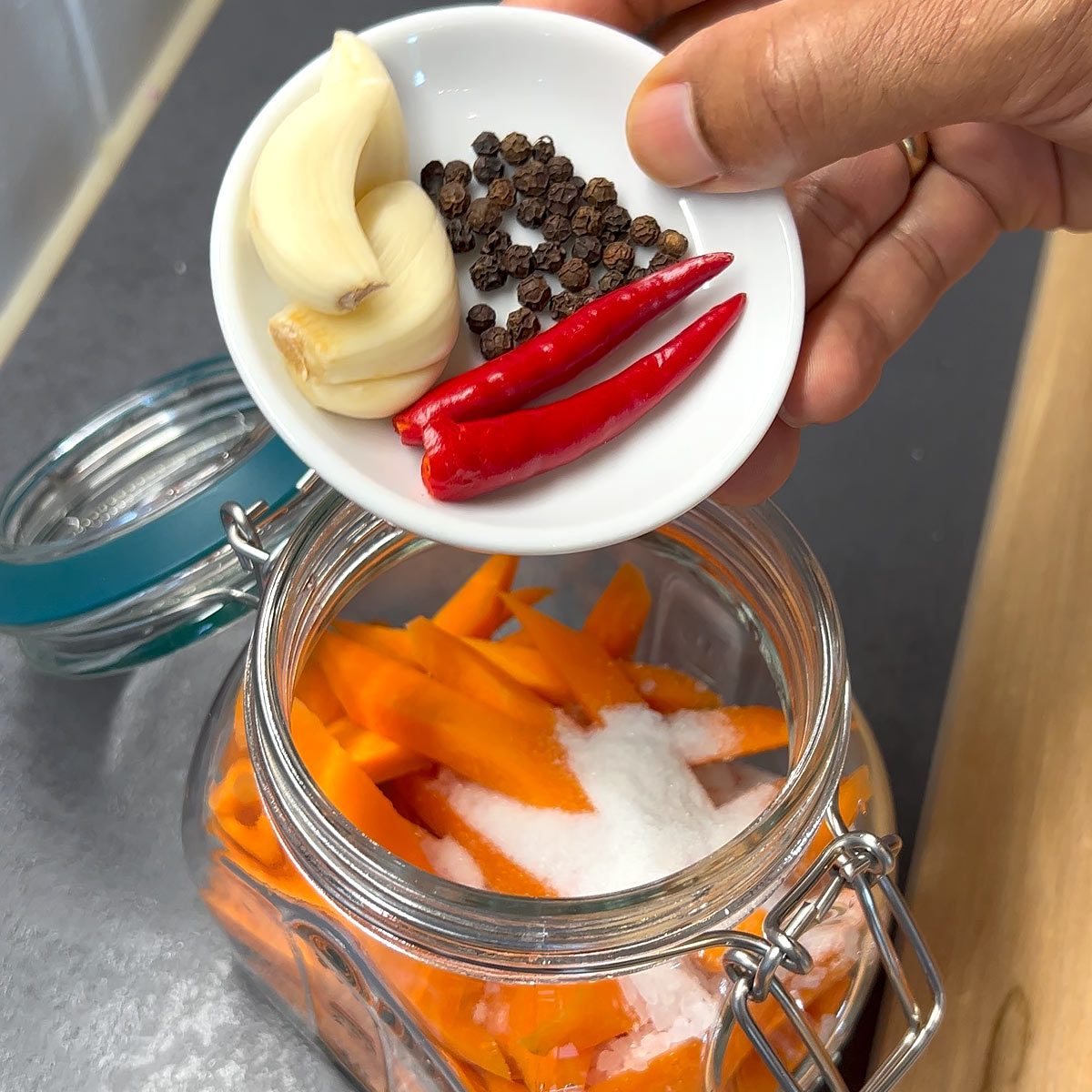 place carrots with spices into jar