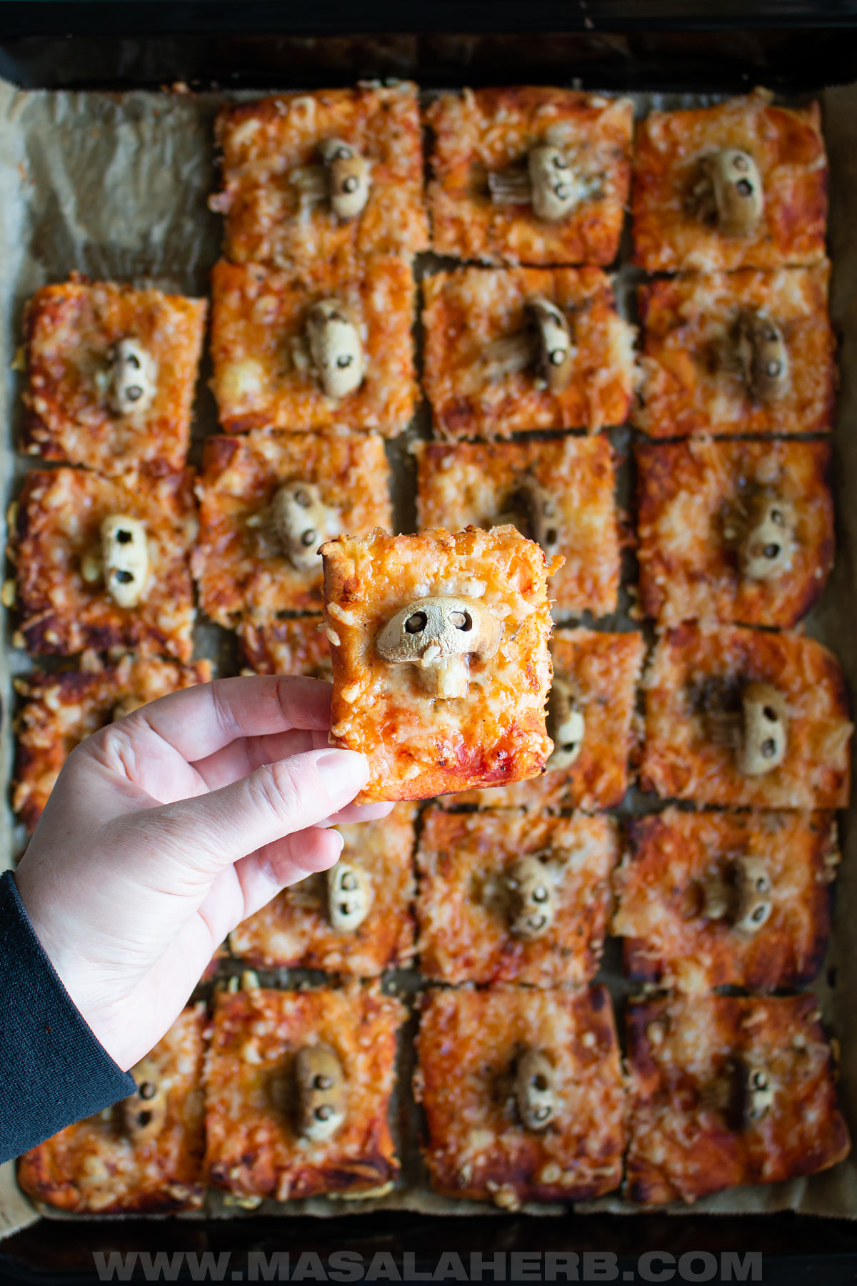 Halloween skull mushroom pizz
